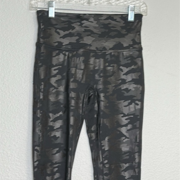 SPANX Faux Leather Black Camo Leggings Size Medium Womens Sculpting Slim Fit - Picture 3 of 14